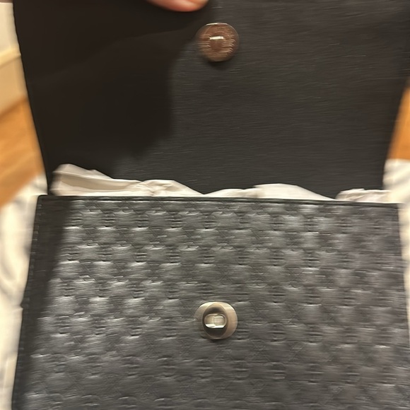 BEAUTIFUL Giani Bernini
Buckle Logo Fanny Pack. BRAND NEW - Picture 11 of 13